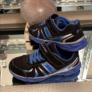 Sports Sneakers kids 👟 boys size5🔥🔥